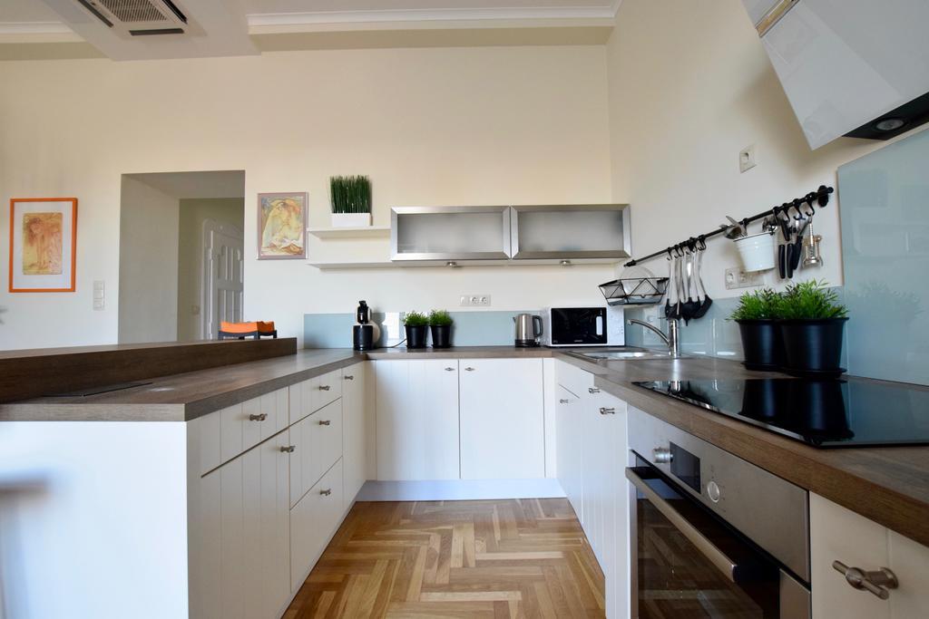 Luxury Apartment By Hi5 - Kiraly Street Suite Boedapest Buitenkant foto