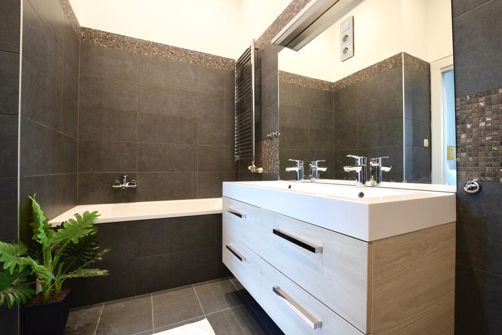 Luxury Apartment By Hi5 - Kiraly Street Suite Boedapest Buitenkant foto