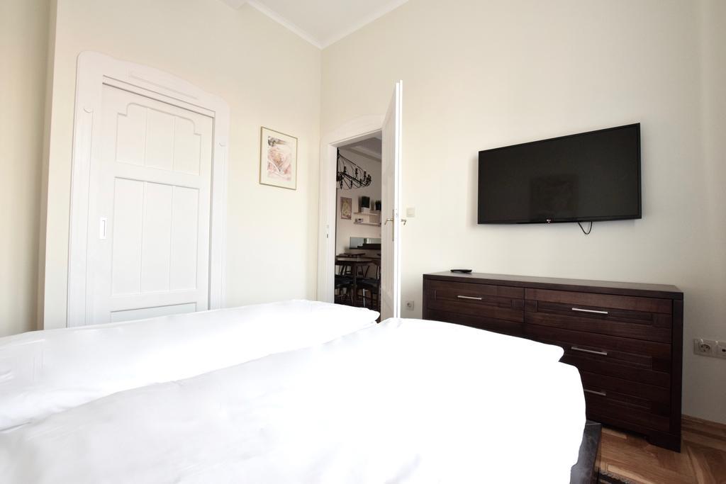 Luxury Apartment By Hi5 - Kiraly Street Suite Boedapest Buitenkant foto