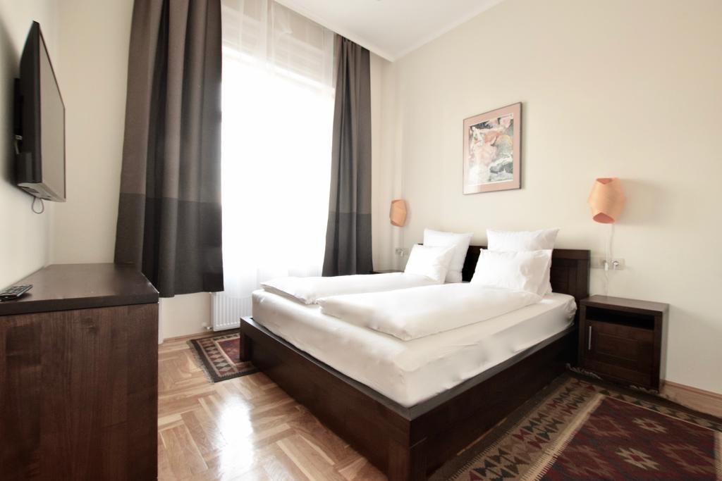 Luxury Apartment By Hi5 - Kiraly Street Suite Boedapest Buitenkant foto